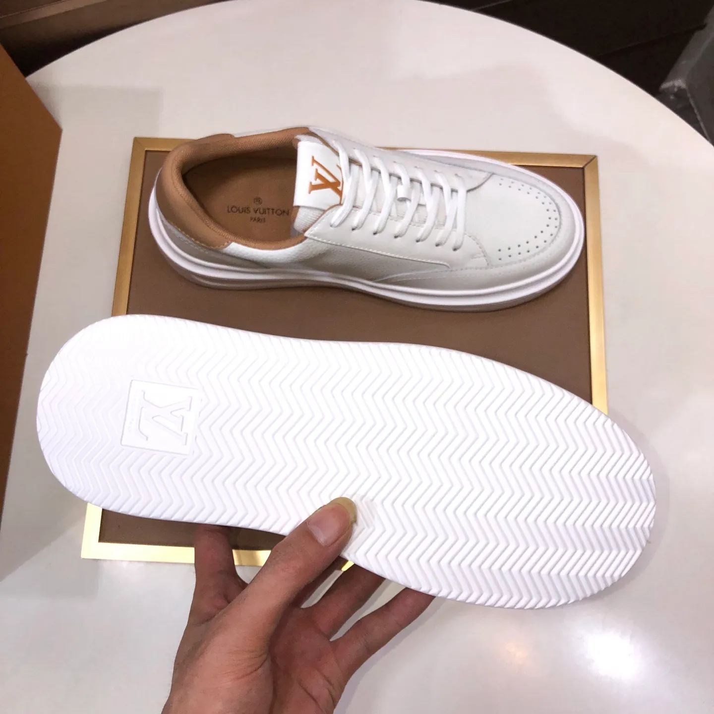 Factory batch 640💰original development, quality shipment, welcome to compare - LV sneaker series sports shoes introduce the loose silhouette of the ready-to-wear series into the spring and summer men's wear shows and make an eye-catching appearance. The cow leather upper is combined with rough fabric laces, and colorful beading highlights the brand's classic elements. LV letters mark the tongue and Monogram floral outsole. Mixed materials Made of top-grain cowhide, thick shoelace design, large Monogram print on the side, mesh lining and cotton feet, the comfort is as extreme as ever, premium heritage, quality first, worth owning! Size: Men’s 38-45 (45 is custom-made and cannot be returned or exchanged)